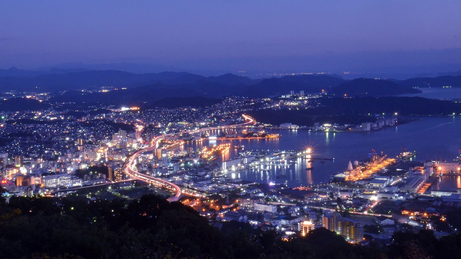 弓張岳展望台から見た、夕暮れの佐世保の市街地と港の明かり