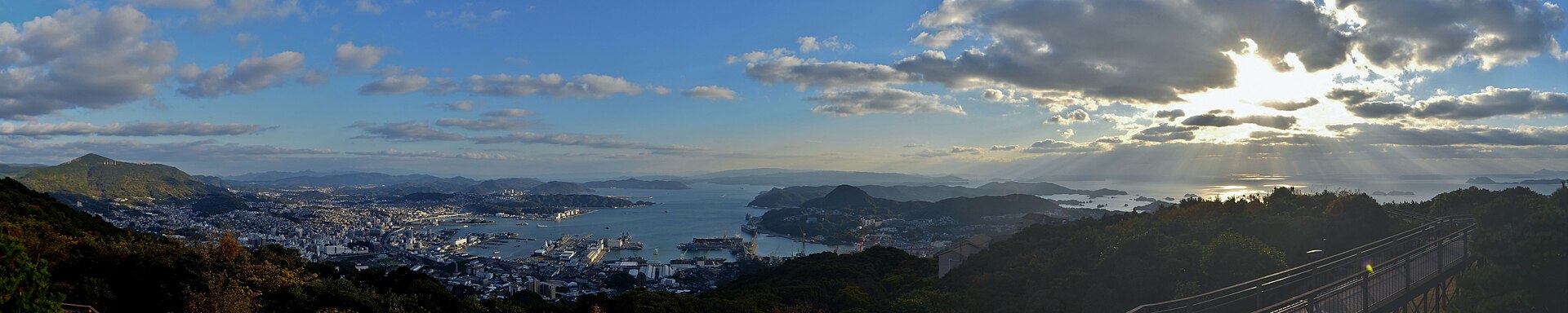 弓張岳展望台から見た佐世保の港と市街地の全景