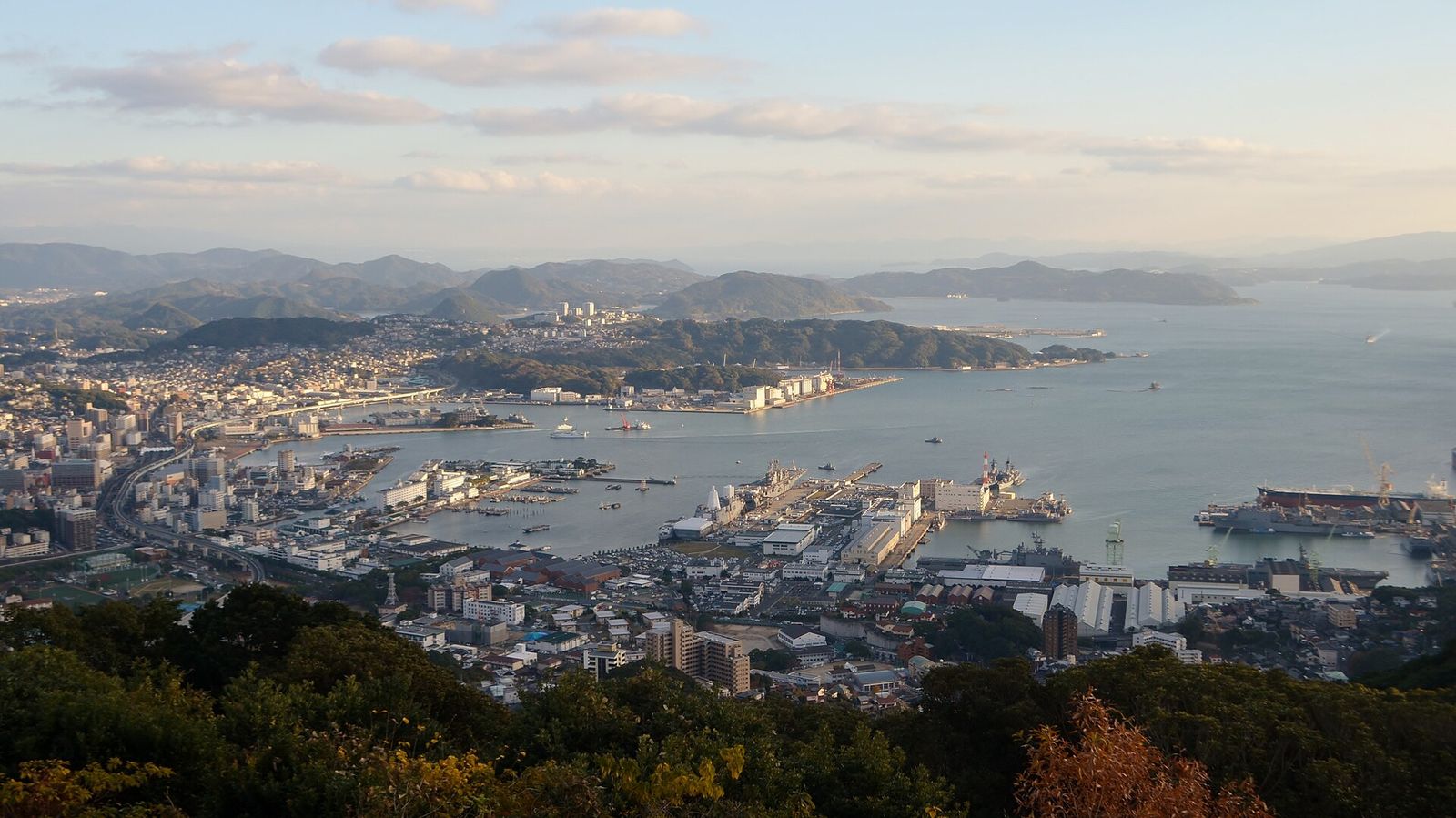 弓張岳展望台から見た佐世保港