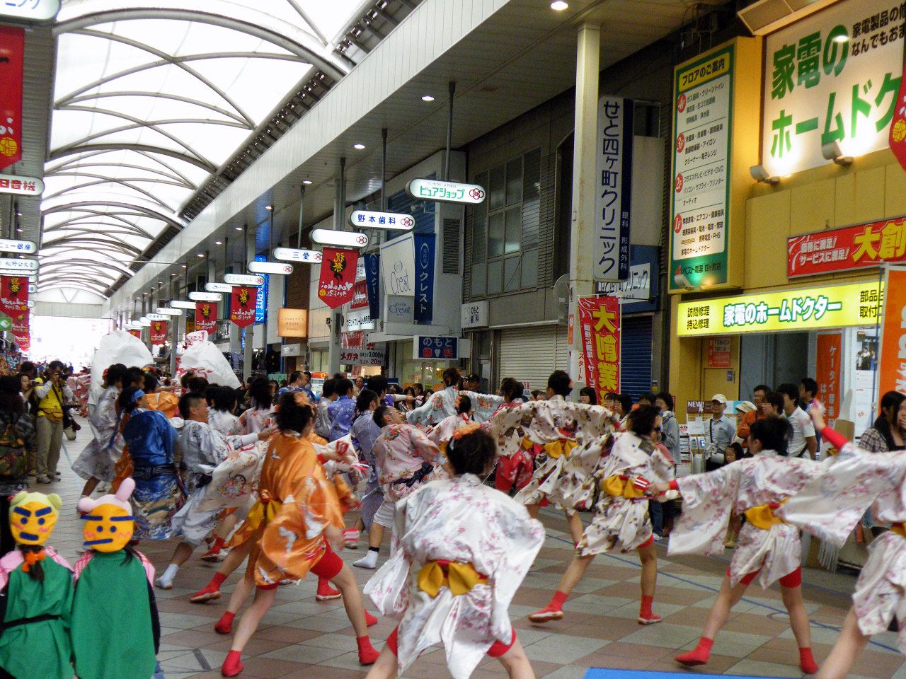 四ヶ町アーケードで踊るYOSAKOIさせぼ祭りの参加者